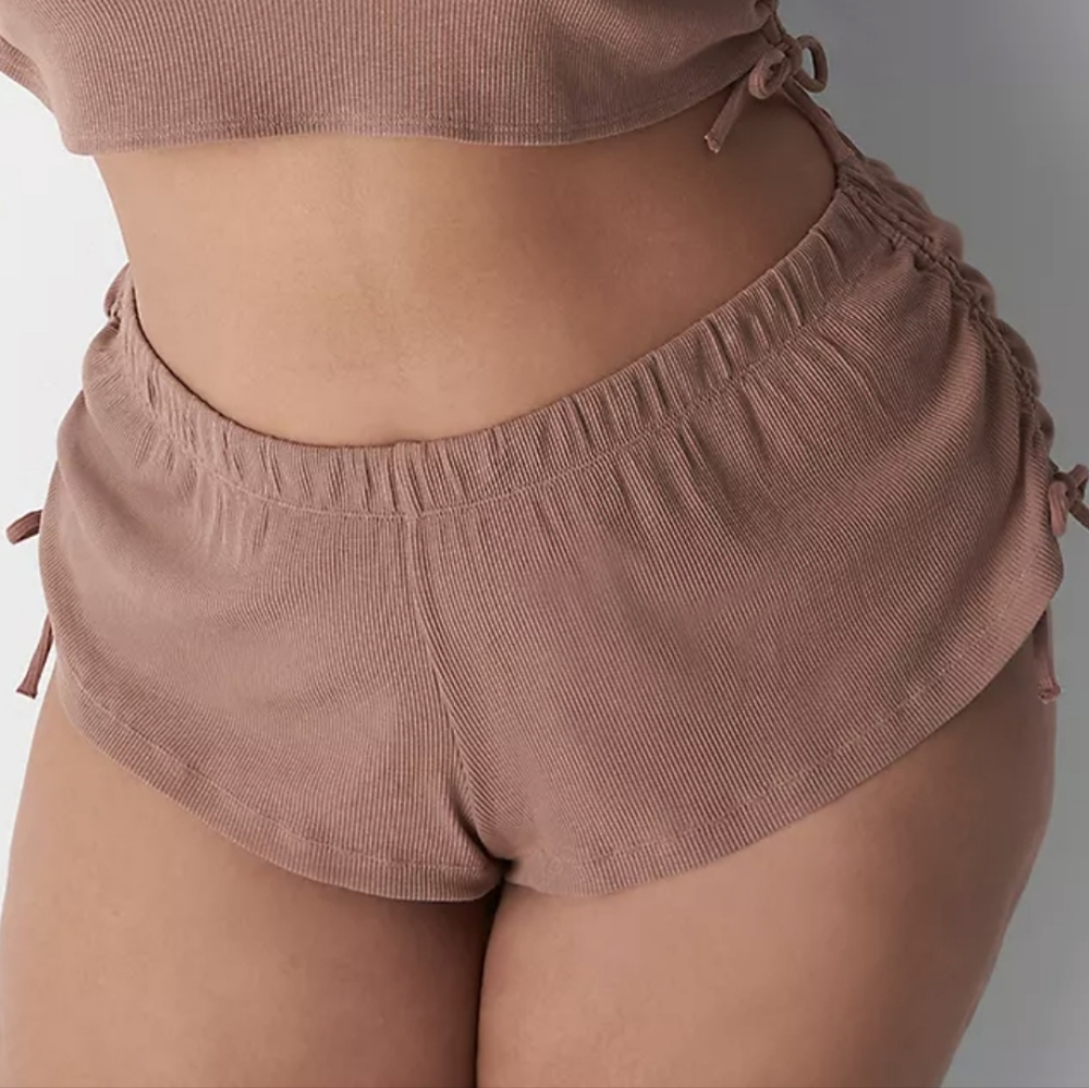 🎊Rib Ruched-Side Shorts - Picture 4 of 7